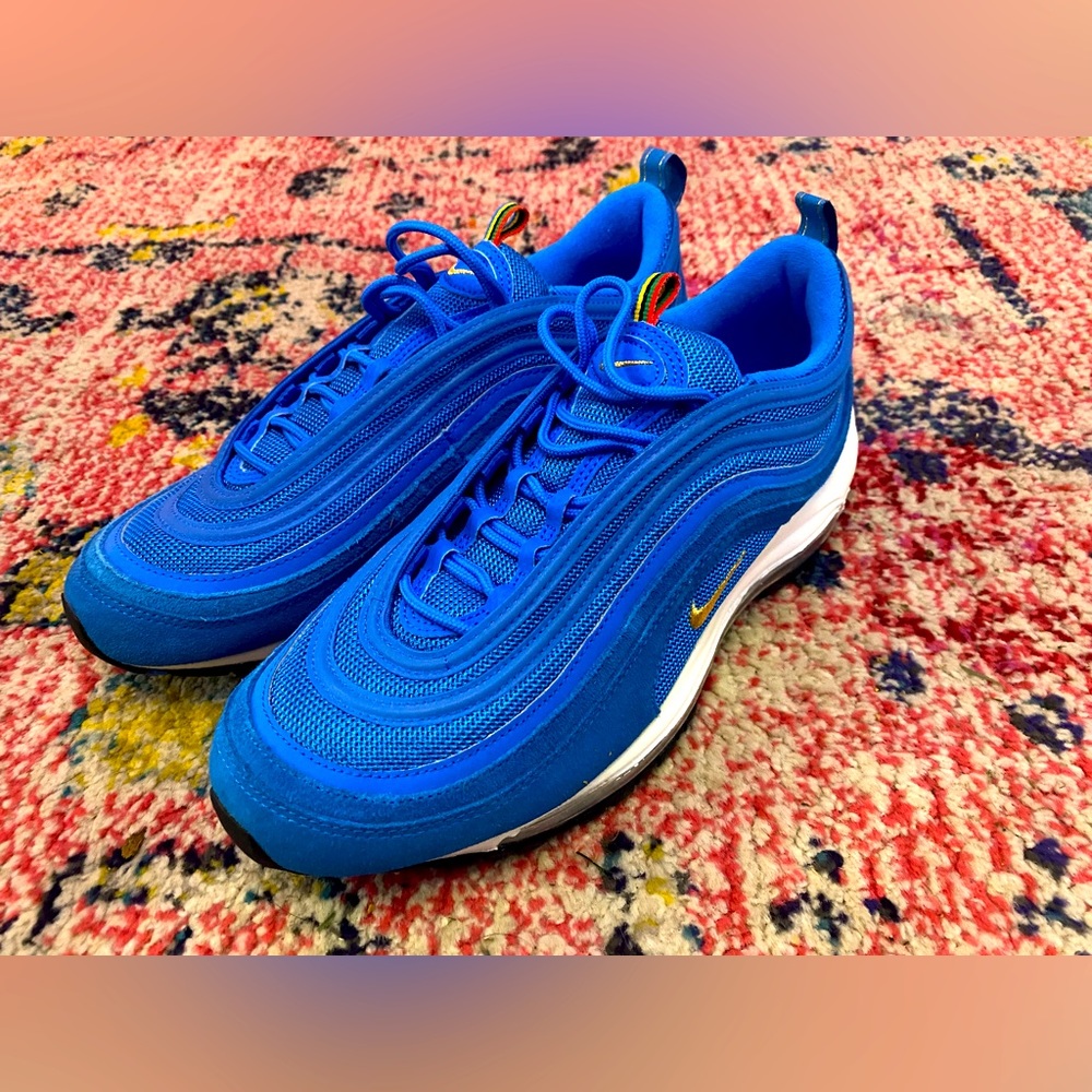 Pretty blue men’s Nike air Max sneaker